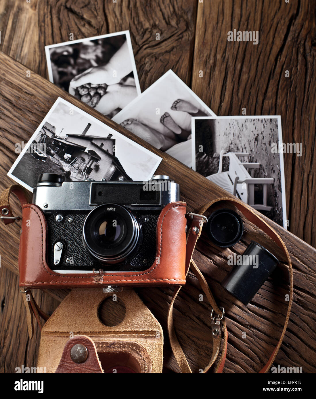 Alten Entfernungsmesser Kamera und schwarz-weiß-Fotos auf dem alten Holztisch. Stockfoto