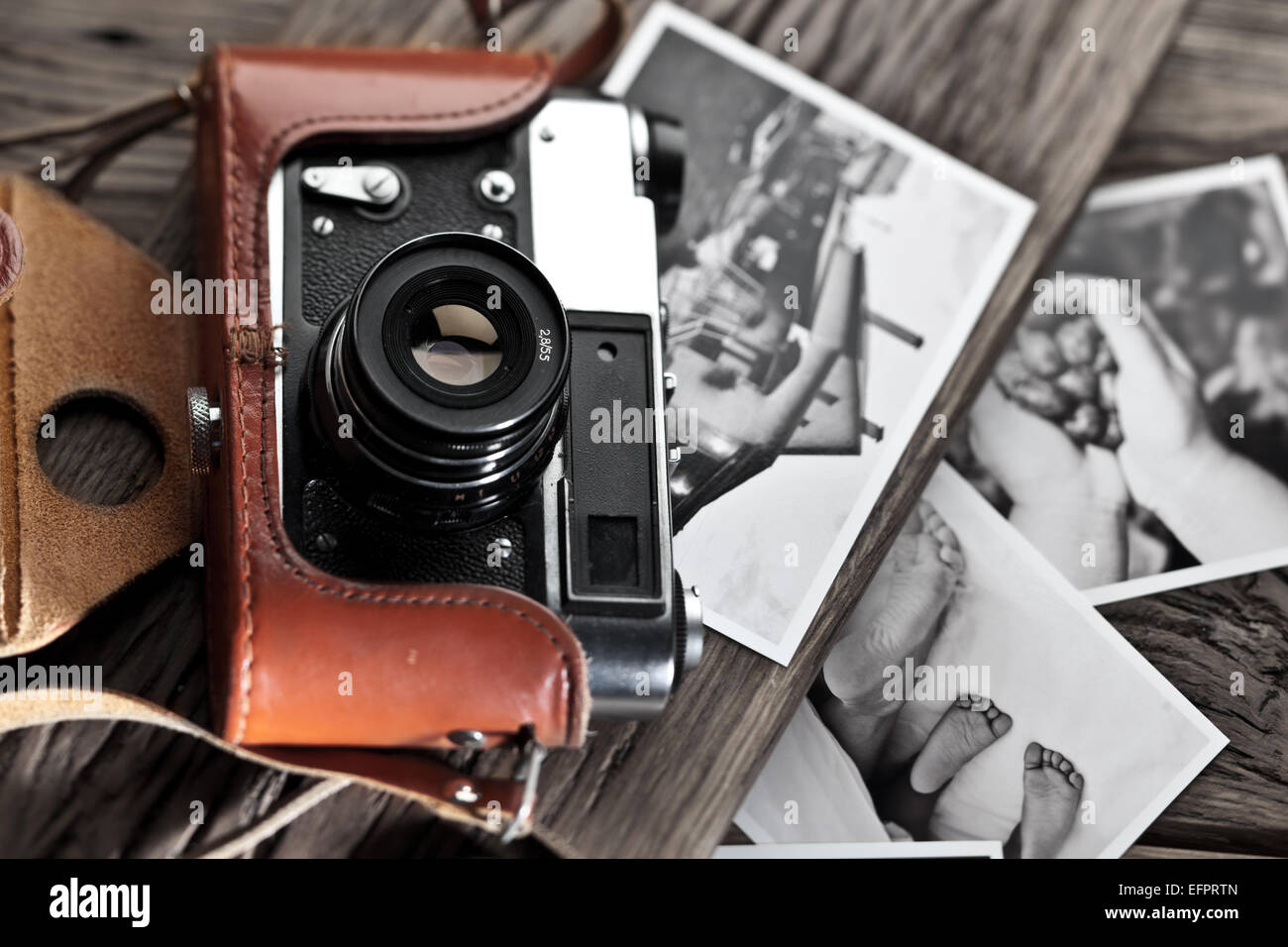 Alten Entfernungsmesser Kamera und schwarz-weiß-Fotos auf dem alten Holztisch. Stockfoto