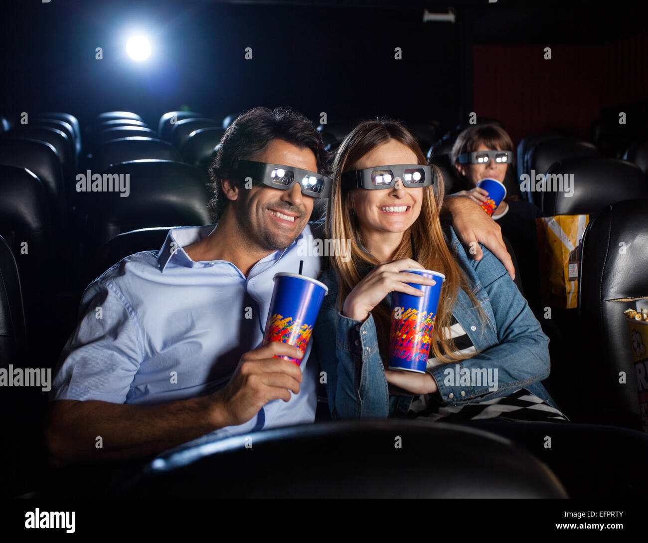 Glückliches Paar 3D Film im Theater Stockfoto