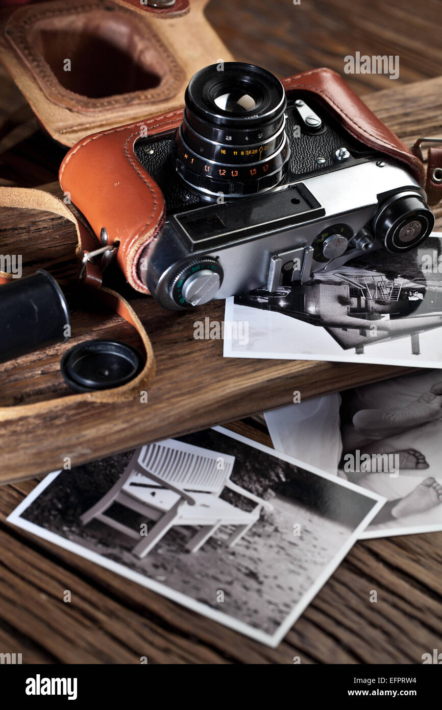 Alten Messsucherkamera und schwarz-weiß-Fotos auf dem alten Holztisch. Stockfoto