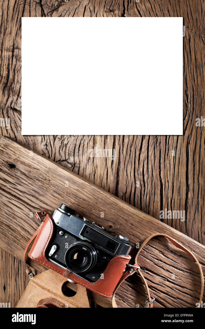 Alt-Entfernungsmesser Kamera auf dem alten Holztisch. Stockfoto