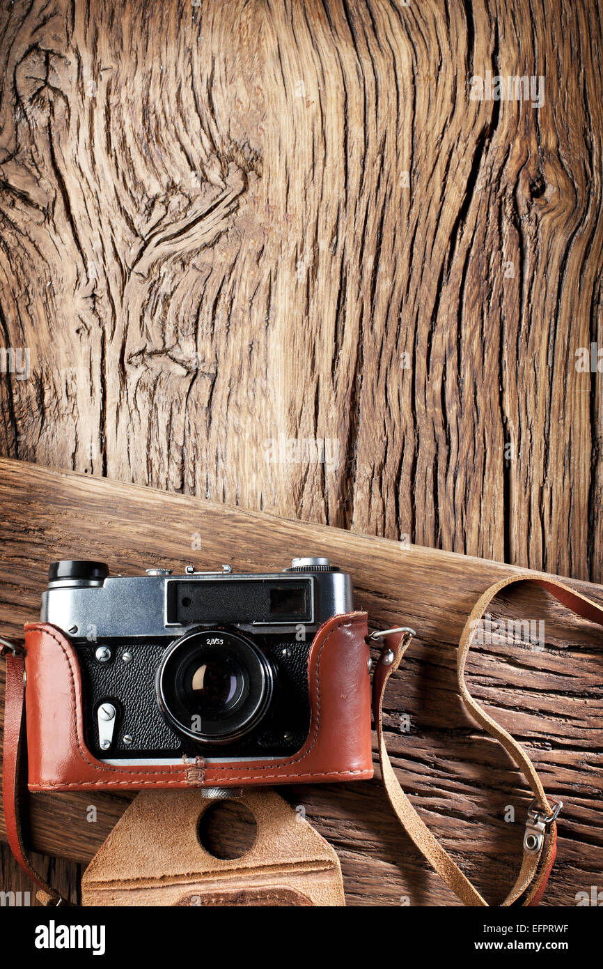 Alt-Entfernungsmesser Kamera auf dem alten Holztisch. Stockfoto