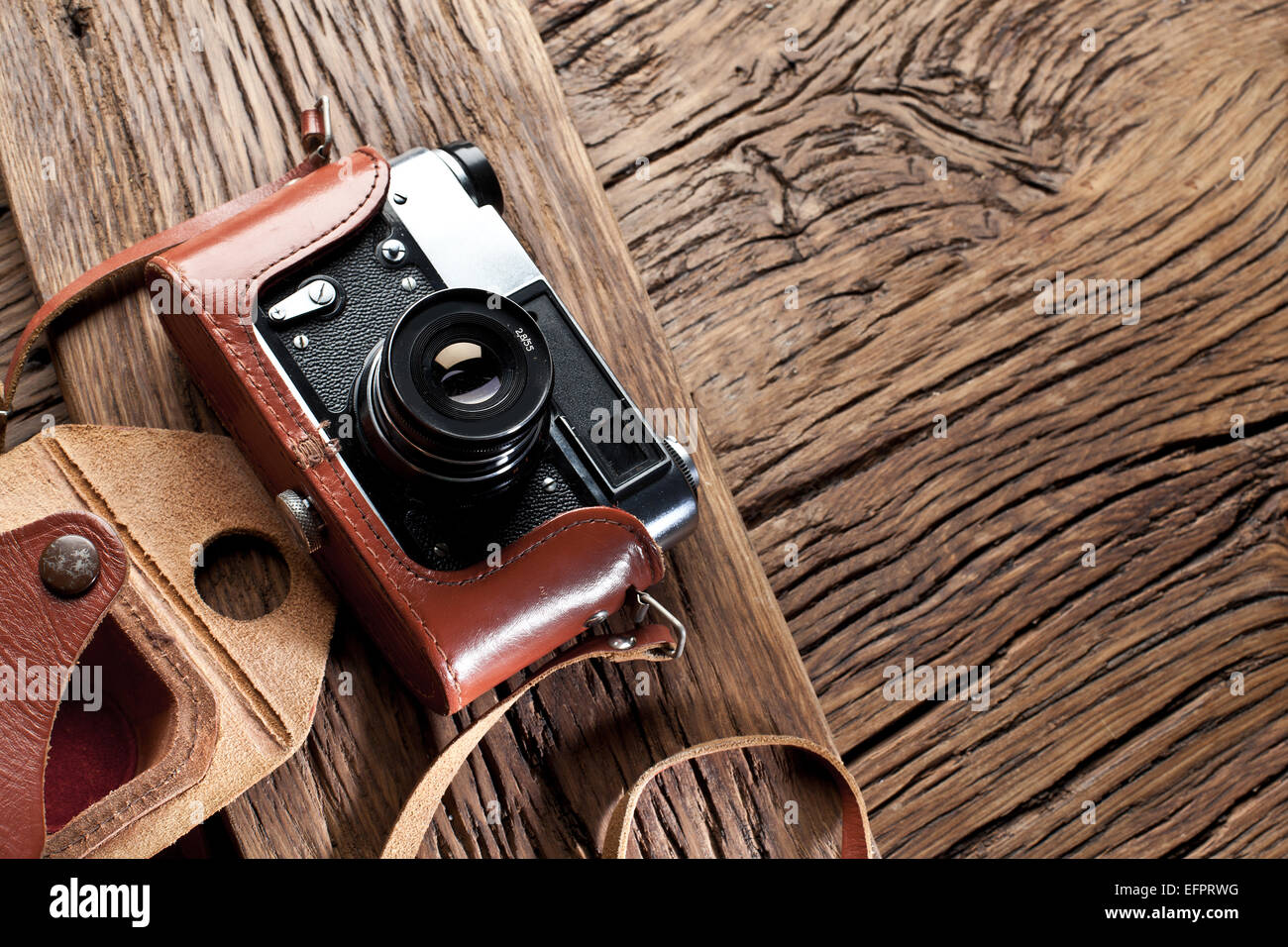 Alt-Entfernungsmesser Kamera auf dem alten Holztisch. Stockfoto