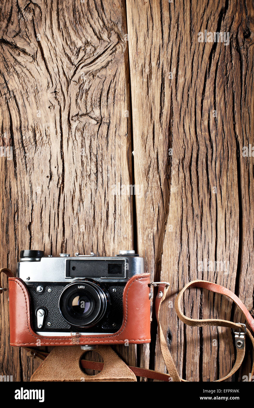 Alt-Entfernungsmesser Kamera auf dem alten Holztisch. Stockfoto