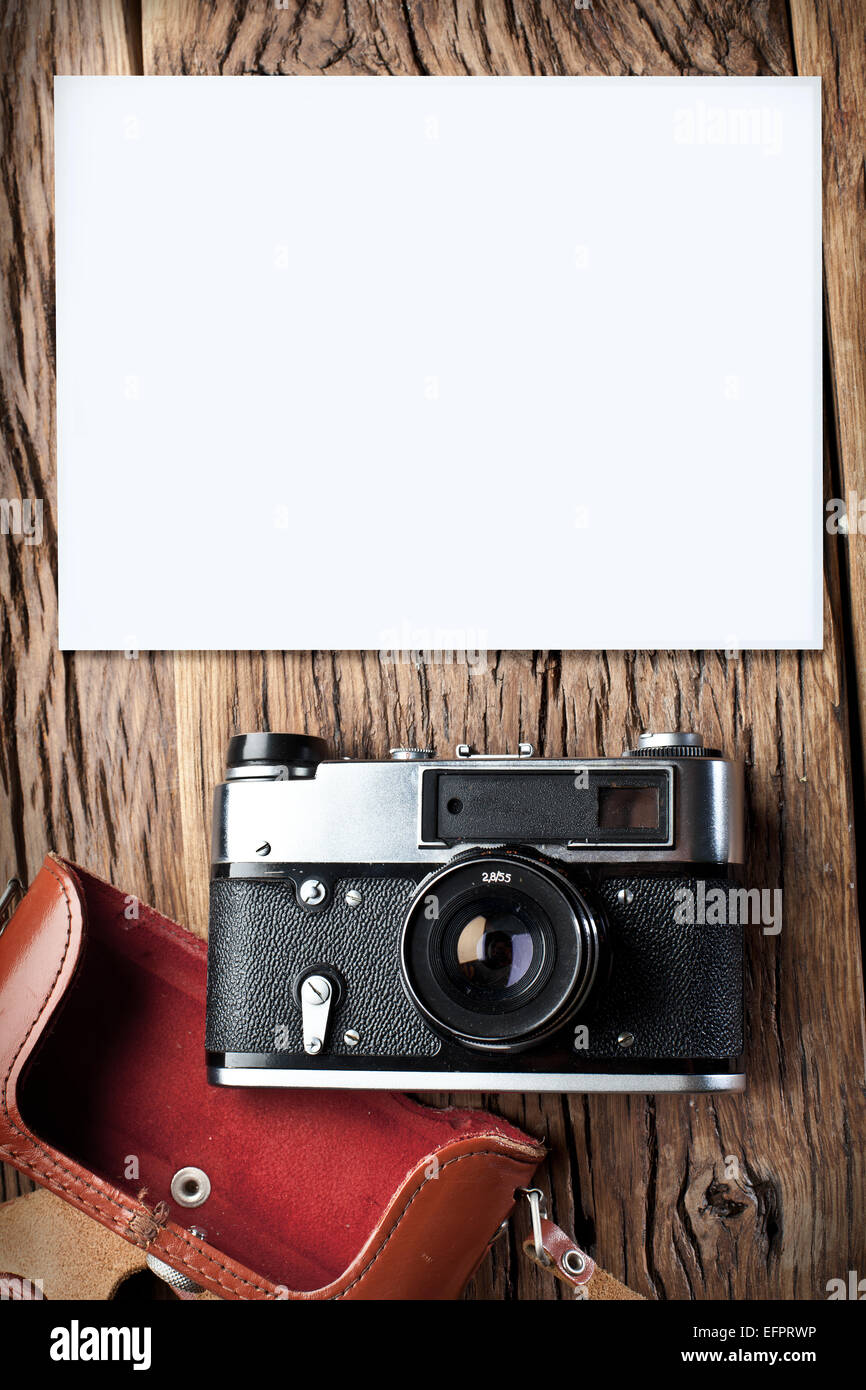Alt-Entfernungsmesser Kamera auf dem alten Holztisch. Stockfoto