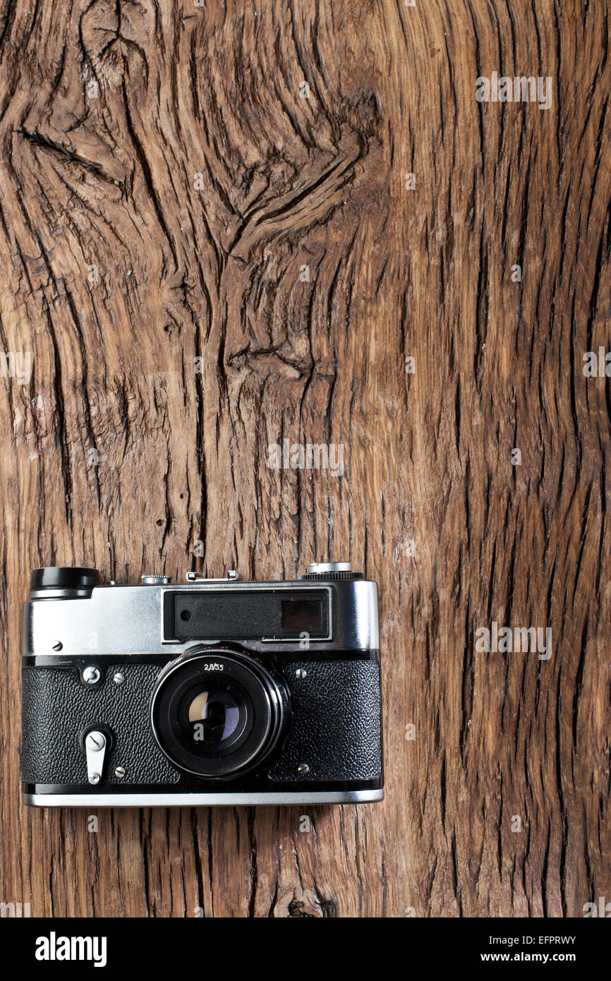 Alt-Entfernungsmesser Kamera auf dem alten Holztisch. Stockfoto