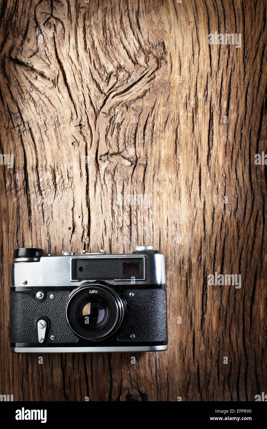 Alt-Entfernungsmesser Kamera auf dem alten Holztisch. Stockfoto