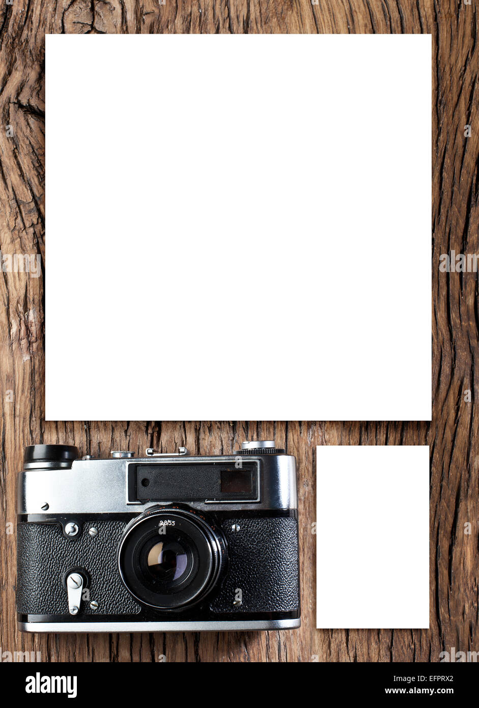 Alt-Entfernungsmesser Kamera auf dem alten Holztisch. Stockfoto