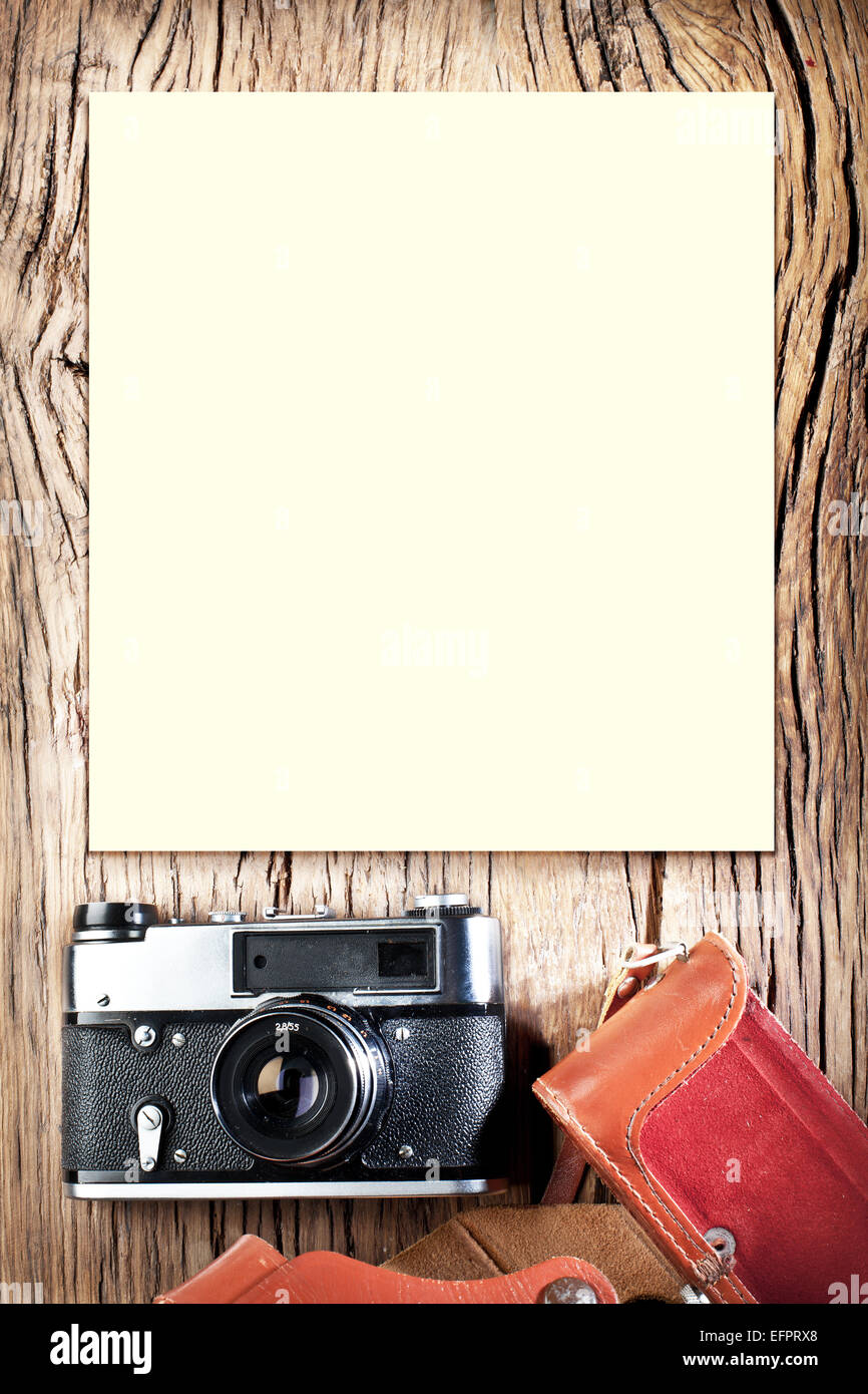 Alten Messsucherkamera auf dem alten Holztisch. Stockfoto