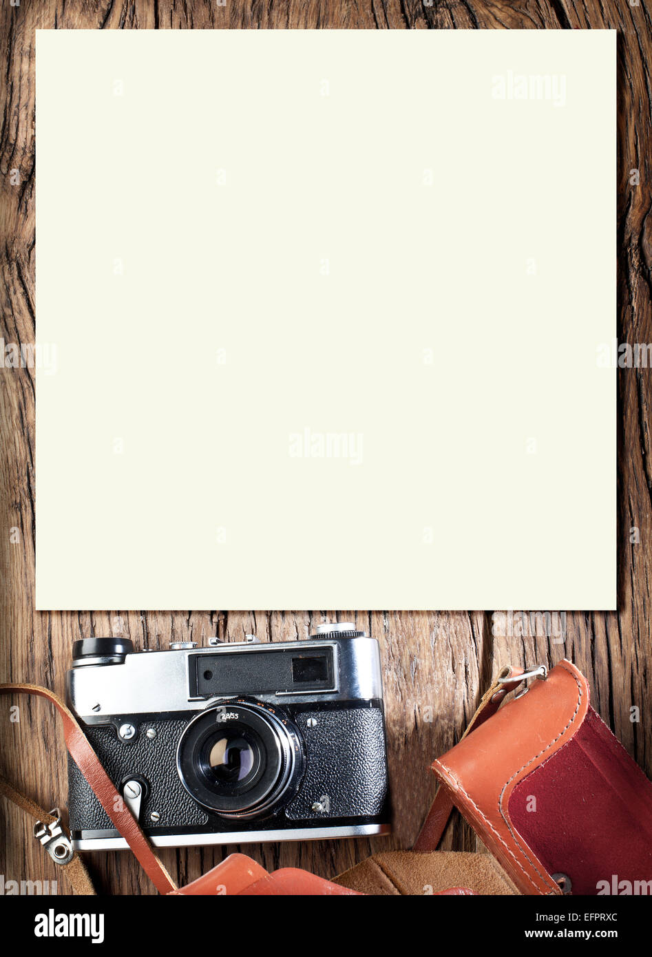Alten Messsucherkamera auf dem alten Holztisch. Stockfoto