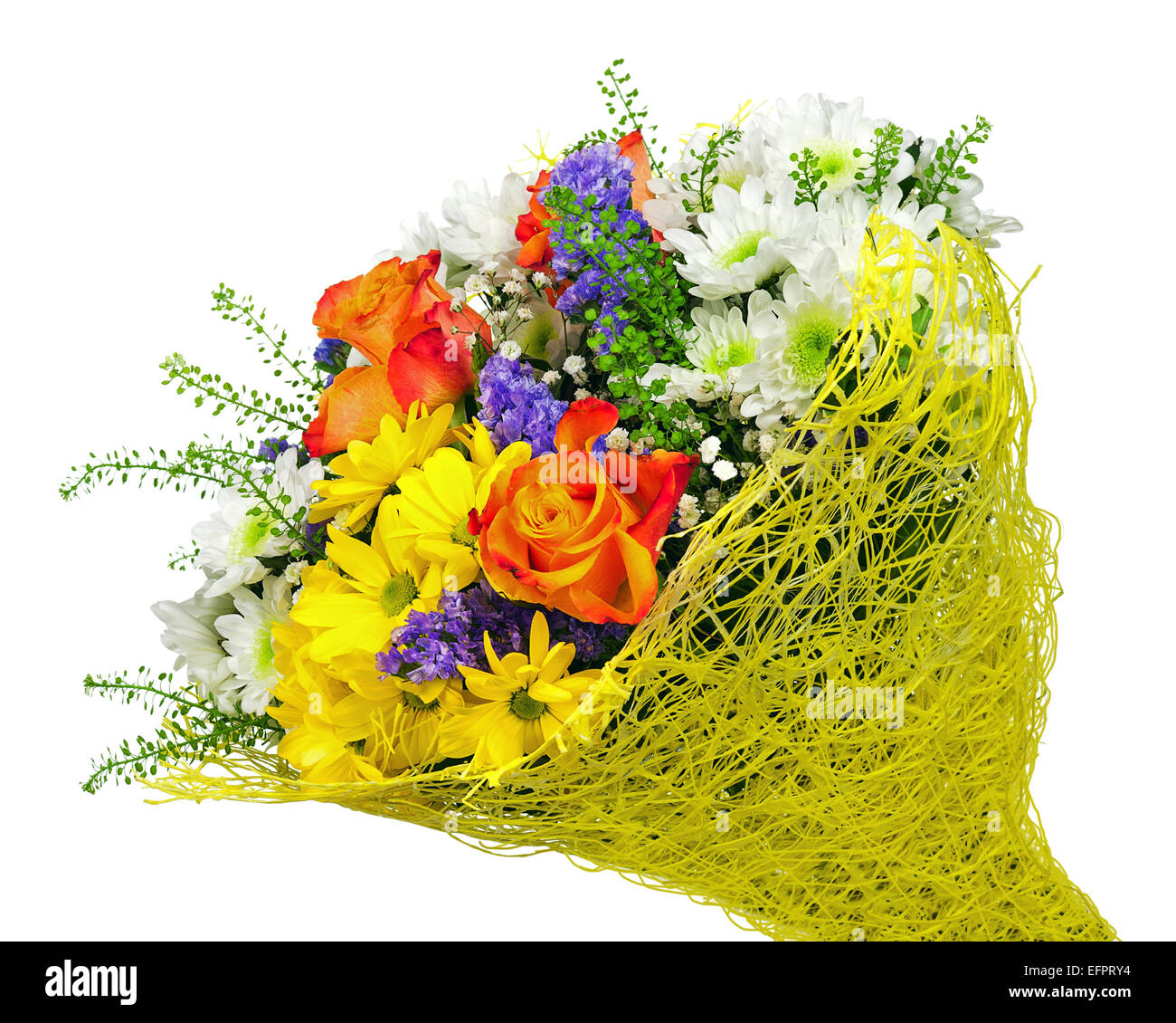 Schöner Blumenstrauß von Gerbera, Rosen und andere Blumen in gelb Paket isoliert auf weißem Hintergrund. Stockfoto