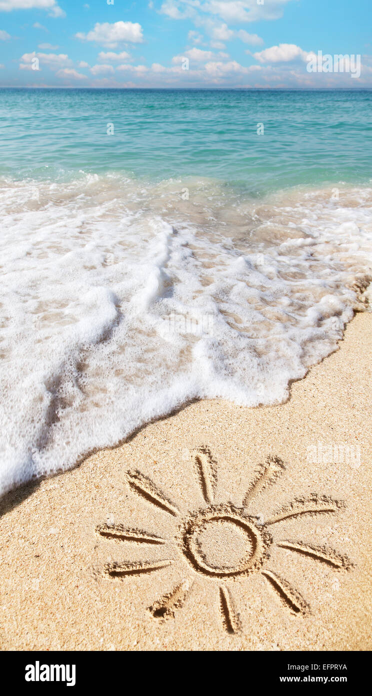 Sonne auf dem Strandsand gezeichnet. Stockfoto