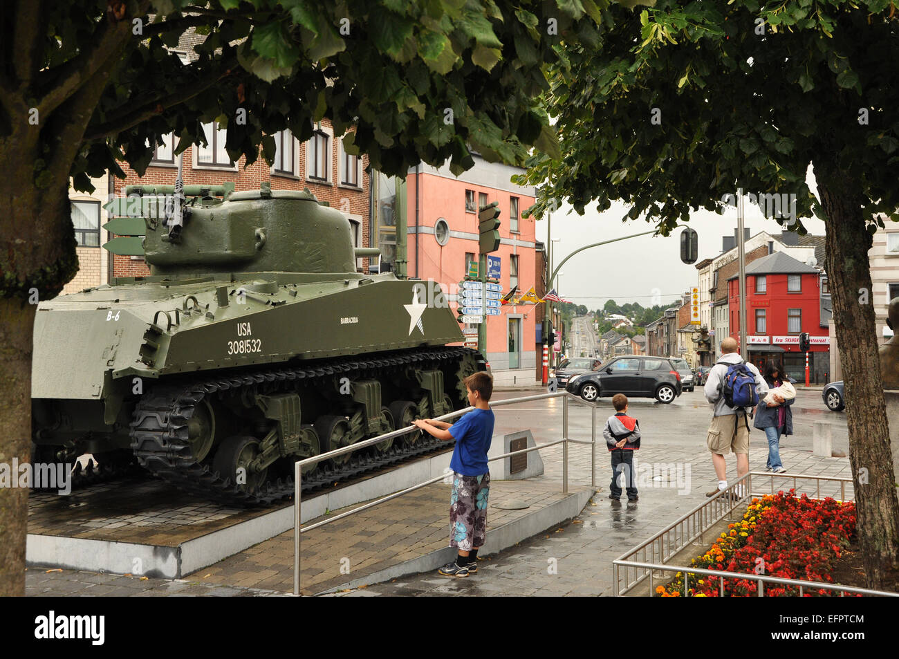 BASTOGNE, Belgien - August 2010: Zeigte An amerikanischen Sherman-Panzer des 11. Armored Division für die Öffentlichkeit ein Quadrat in Bastogne Stockfoto