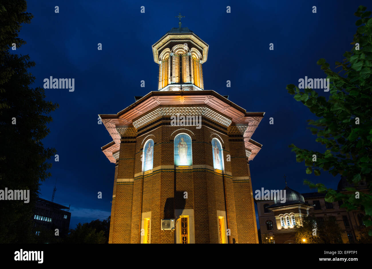 Turm der Kirche in der Nacht, Craiova, Rumänien Stockfoto