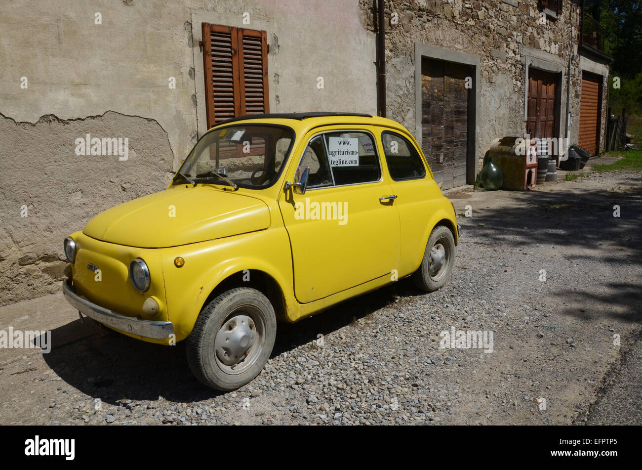 gelber Fiat 500 zu verkaufen in Toskana, Italien Stockfoto