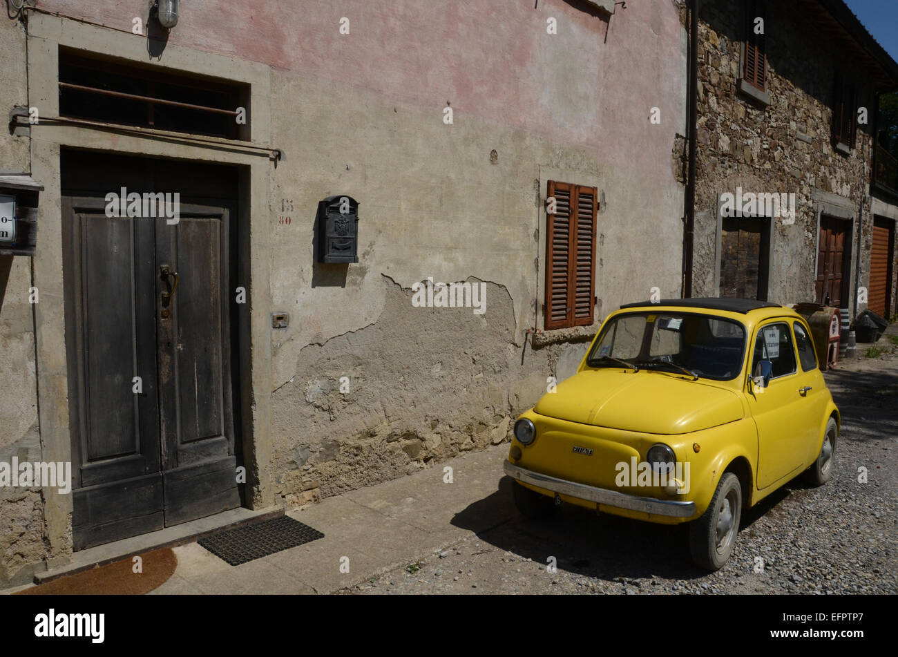gelber Fiat 500 zu verkaufen in Toskana, Italien Stockfoto
