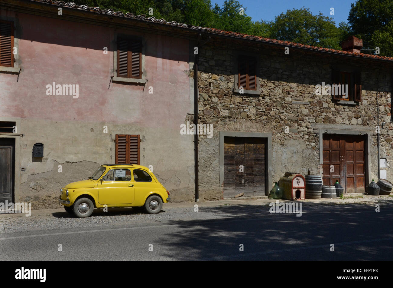 gelber Fiat 500 zu verkaufen in Toskana, Italien Stockfoto