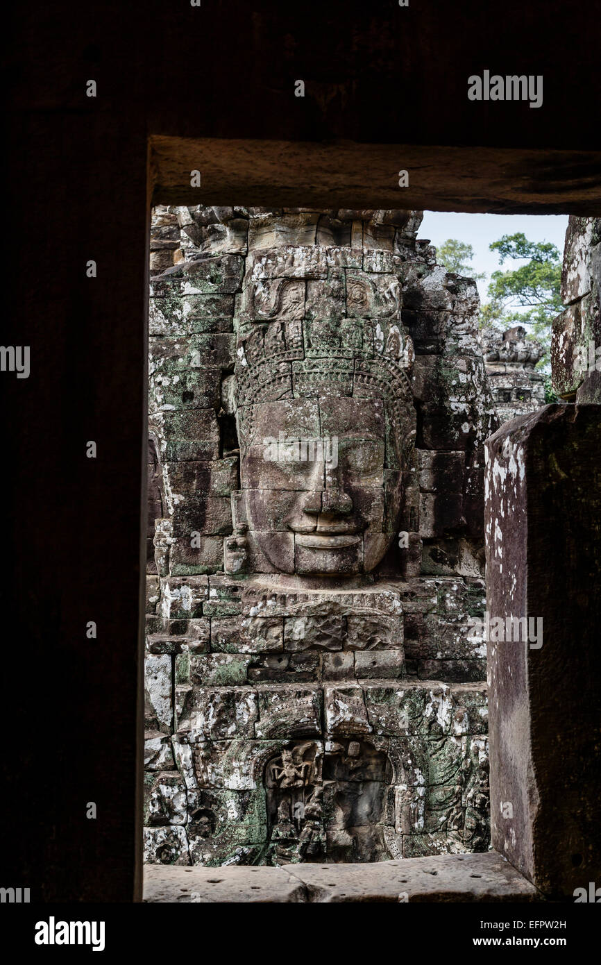 Buddha Gesicht gemeißelt in Stein am Bayon Tempel, Angkor Thom, Angkor, Kambodscha. Stockfoto