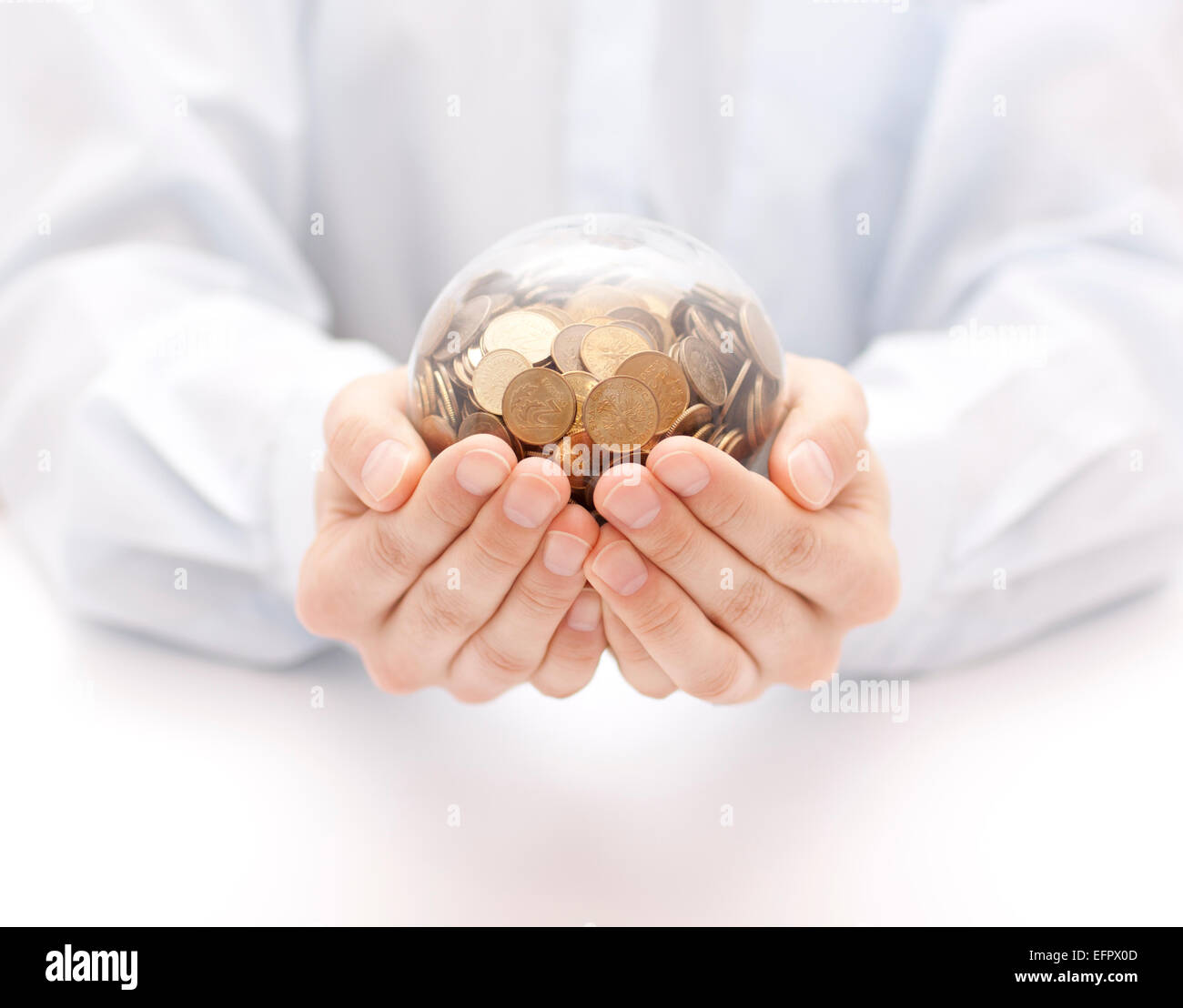 Kristallkugel mit Geld in Händen Stockfoto