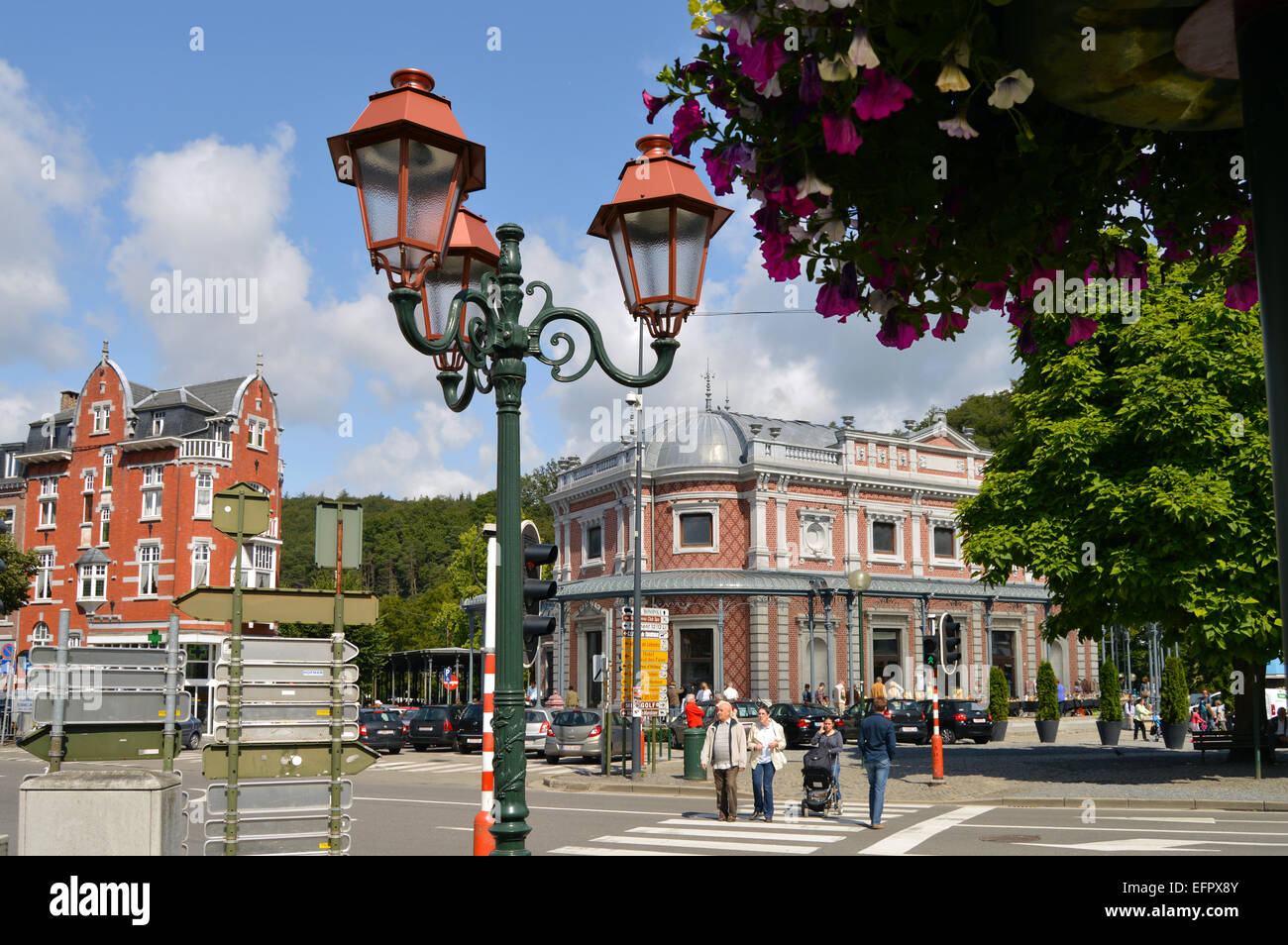 SPA, Belgien - Juli 2012: Eine Laterne, eine Straßenkreuzung und Leopold II. Galerie im Hintergrund Stockfoto