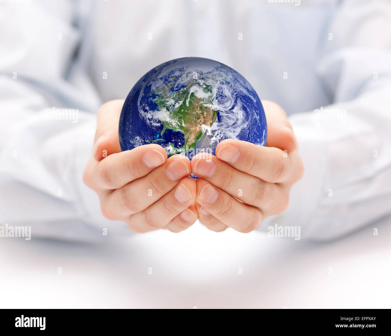 Erde in Händen. Earth-Bild von der Nasa zur Verfügung gestellt. Stockfoto