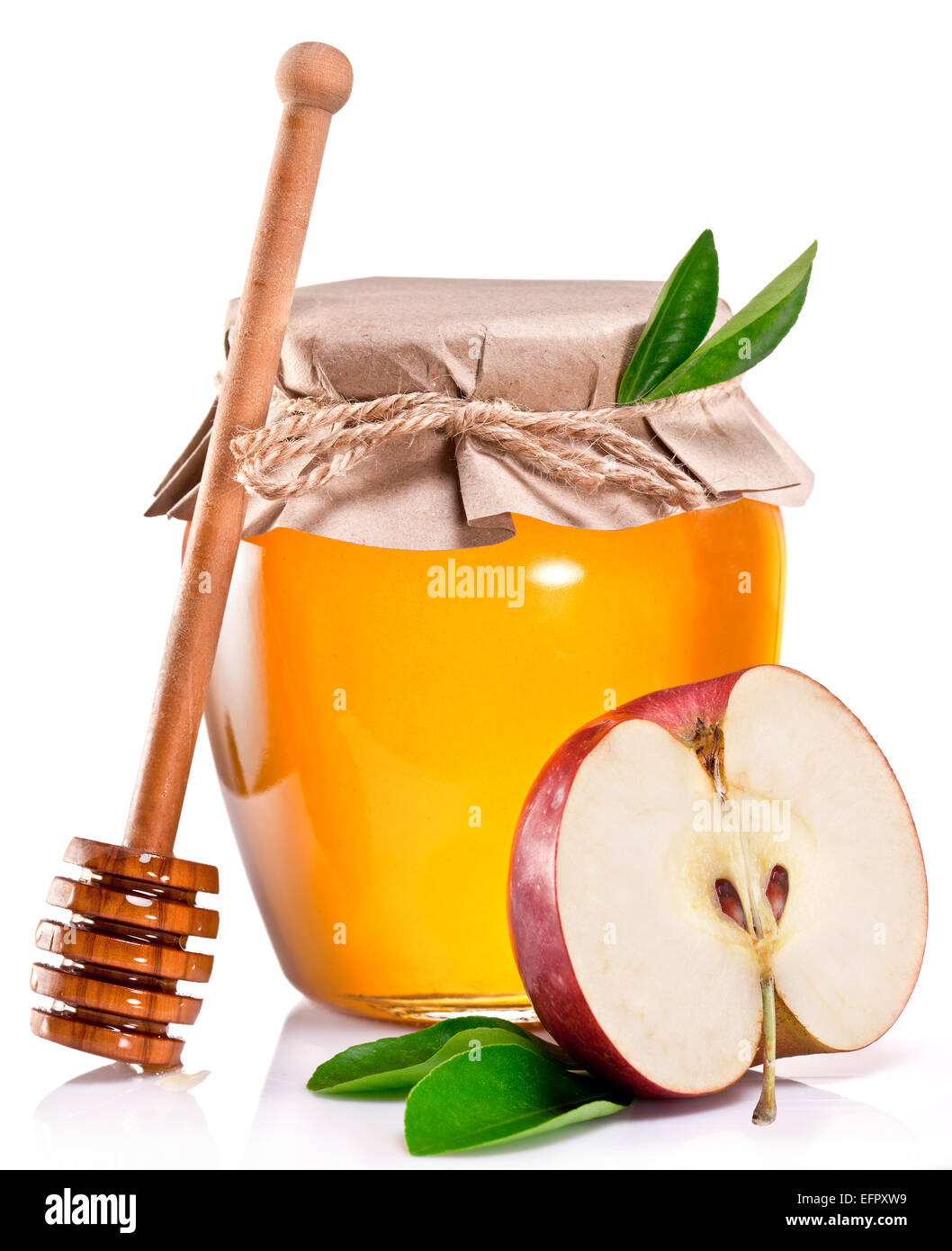 Glas kann voller Honig, Apfel und Holzstab auf weißem Hintergrund. Stockfoto