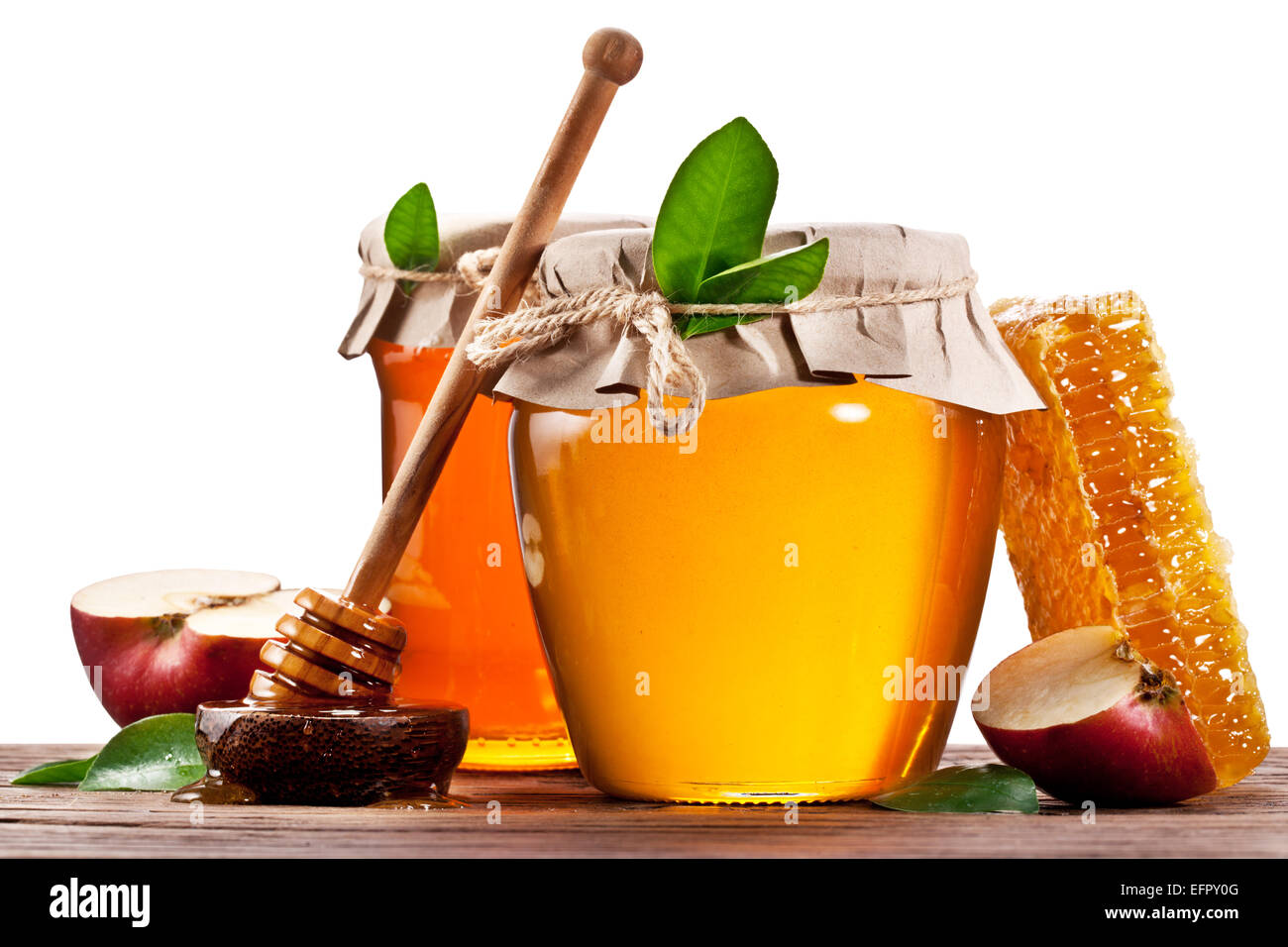 Glas-Dosen voller Honig, Äpfel und Waben auf Holz. Beschneidungspfade. Stockfoto