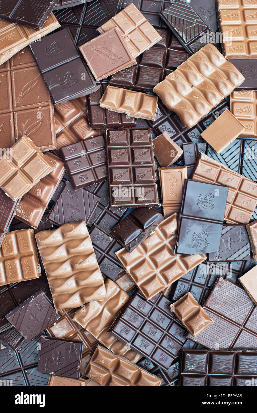 Verschiedene Bars von Milchschokolade und dunkler Schokolade Stockfoto