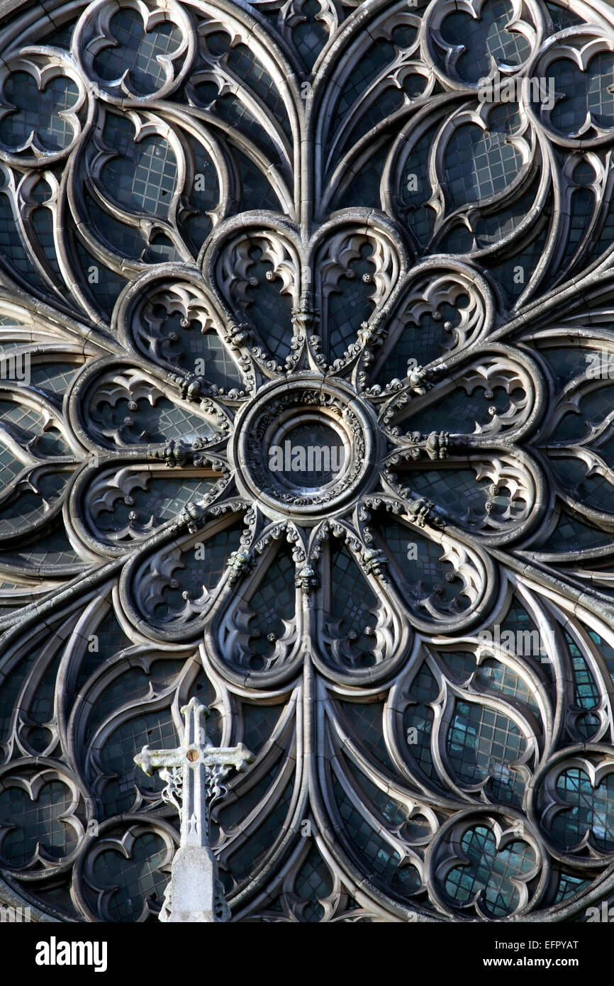 Rosette im südlichen Querschiff der All Saints Parish Church, Leamington Spa. (Foto von außen). Stockfoto