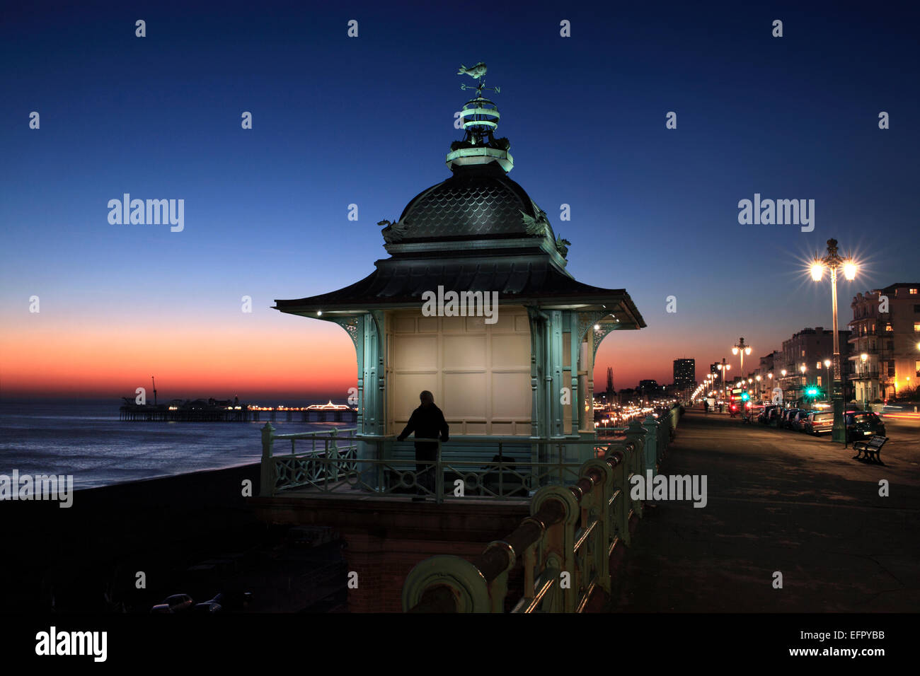 Dämmerung Winterhimmel hinter der Madeira heben, Marine Parade, Brighton. Stockfoto