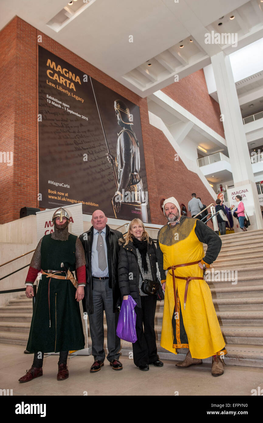 Britische Bibliothek Magna Carta Vereinigung. Zum 800. Jubiläum der Magna Carta, gekennzeichnet durch die Anzeige der 4 Originaldokumente zusammen zum ersten Mal. Kopien sind von Salisbury, Lincoln Kathedralen und der British Library. Besucher erhielten eine gewachste versiegelte Zertifikat Erinnerung mit ihren Namen Hand beschrieben in "Medieval" Stil.   1215 Besucher am Tag entnommen Stimmzettel von 45000 aus der ganzen Welt. Die Magna Carta ist immer noch als ein enorm wichtiges Dokument verankern das Gesetz als souverän und so Schutz vor der Tyrannei der Herrscher und Mobregel angesehen.   Dieses Ereignis co Stockfoto