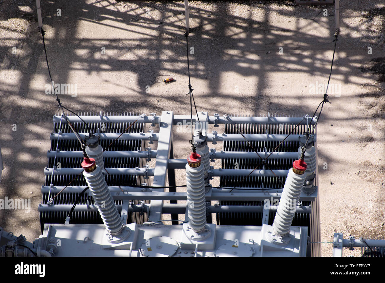 elektrischen Umspannwerk mit Transformatoren und Isolatoren Stockfoto