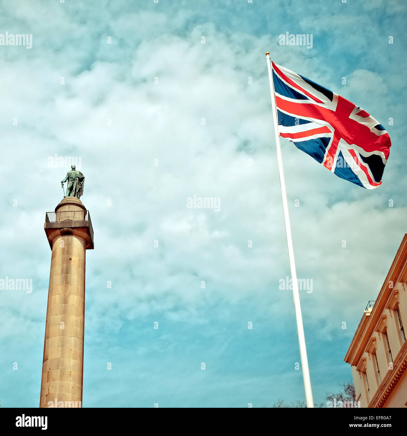 Herzog von York Spalte in London neben der Flagge der Union Jack, Großbritannien Stockfoto