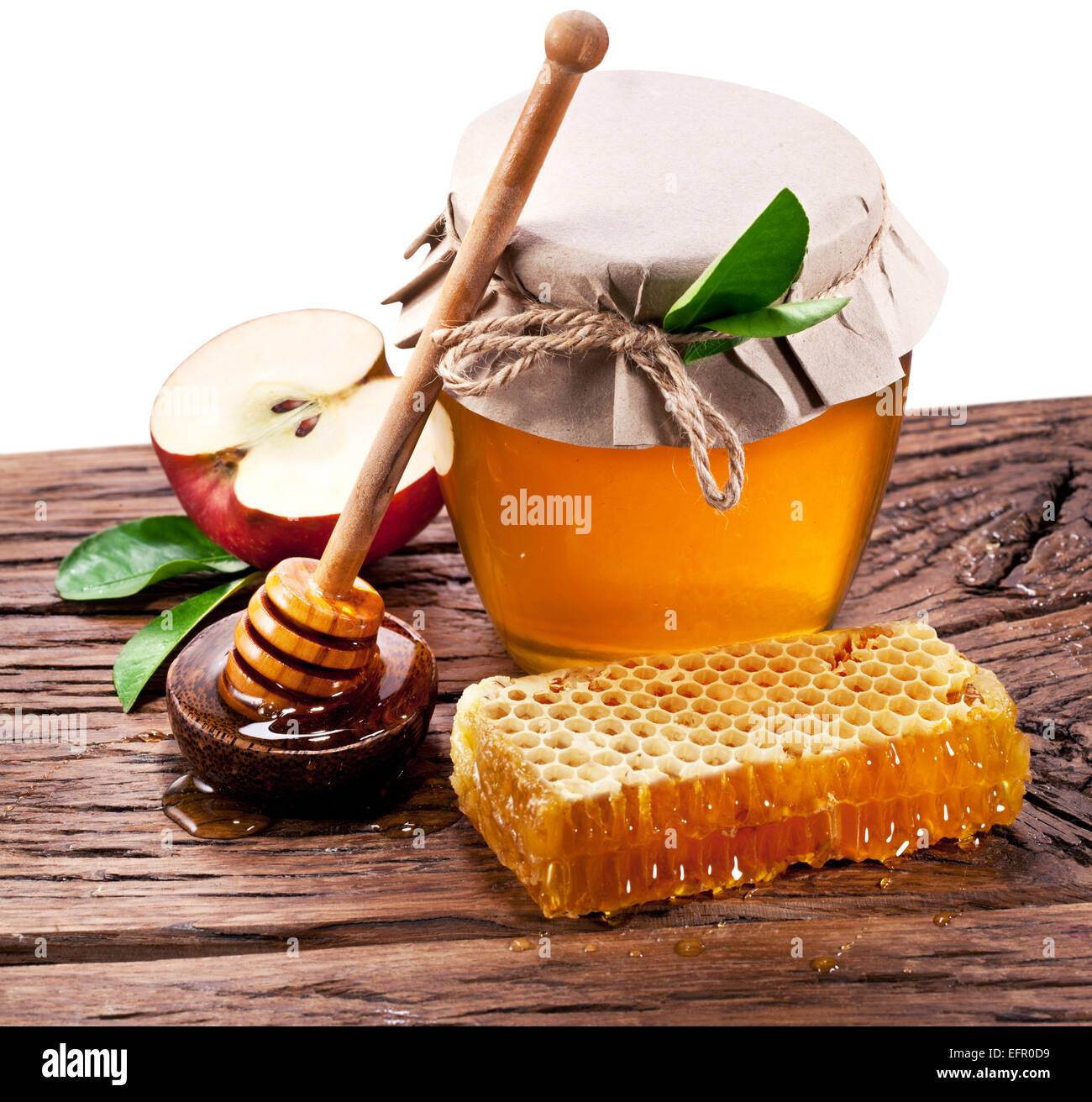 Glas kann voller Honig, Äpfel und auf alten Holztisch. Beschneidungspfade. Stockfoto