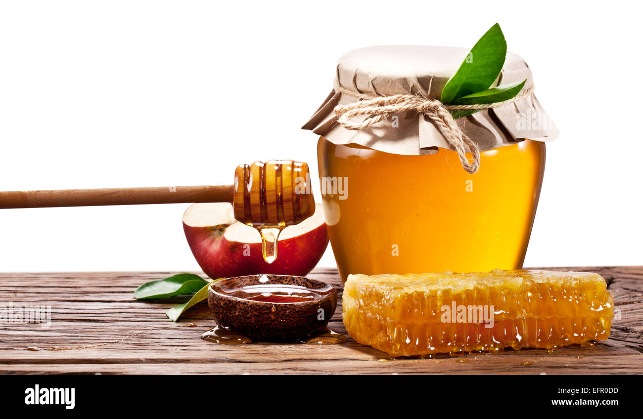 Glas kann voller Honig, Äpfel und Waben auf Holz. Beschneidungspfade. Stockfoto