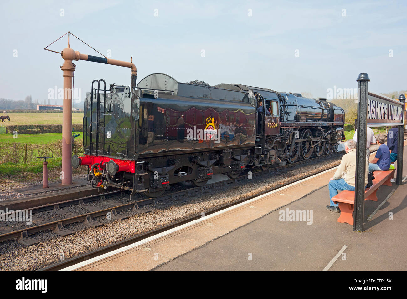 Ex-BR loco No.70000 "Britannia" unter Wasser an der Bishops Lydeard Station, West Somerset Railway, England UK Stockfoto