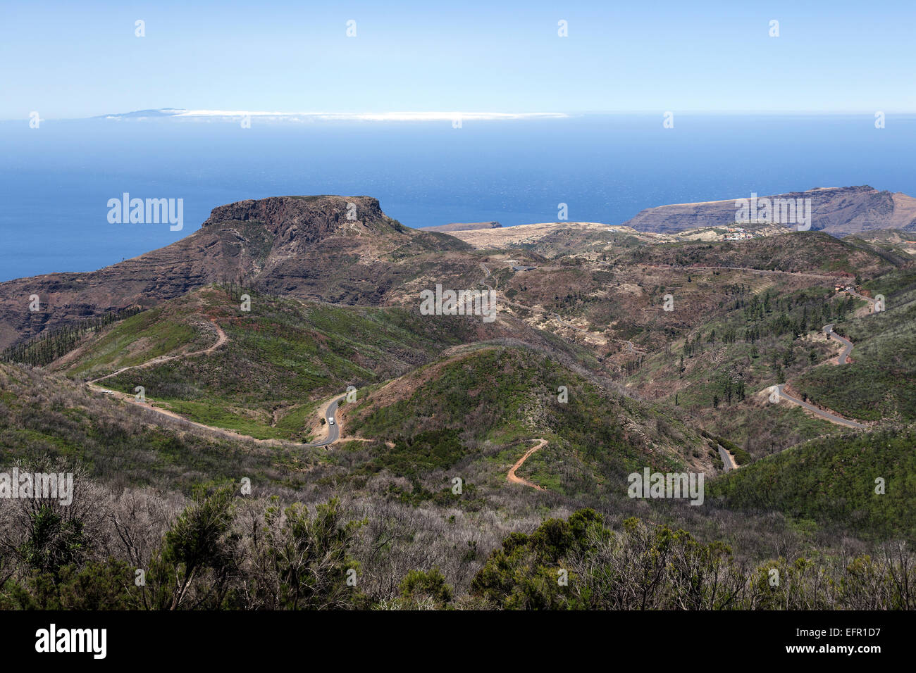 Blick vom Gipfel des Garajonay auf verkohlte Sträucher, Spuren des Waldbrandes vom 2012 hinter den Fortalezza am Horizont Stockfoto