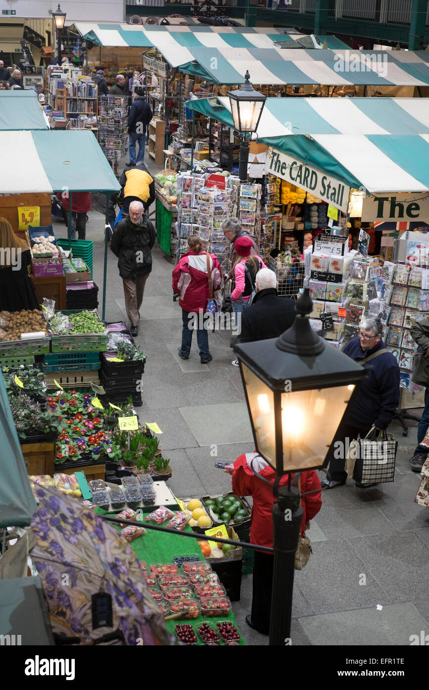 Stände in der Markthalle, Shrewsbury, Shropshire, England. Stockfoto