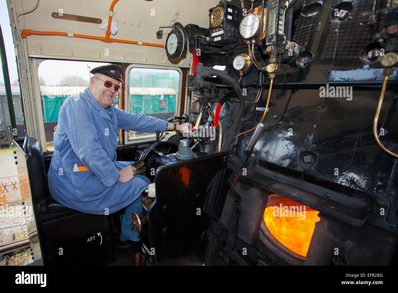 David Butcher an den Schalthebeln der Ex-BR express loco No70000 "Britannia" während ihres Besuchs in der West Somerset Railway England UK Stockfoto