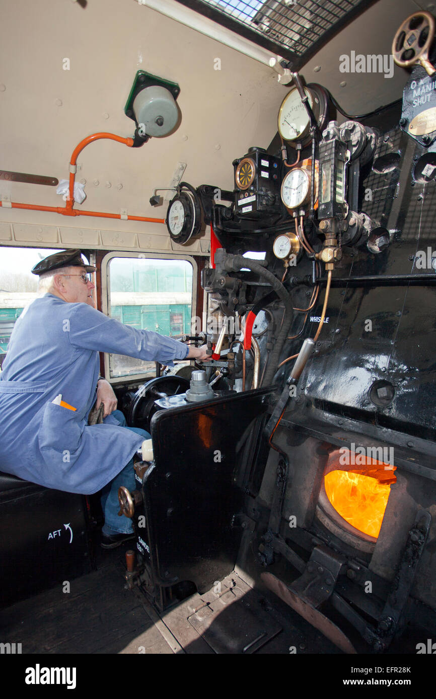 David Butcher an den Schalthebeln der Ex-BR express loco No70000 "Britannia" während ihres Besuchs in der West Somerset Railway England UK Stockfoto