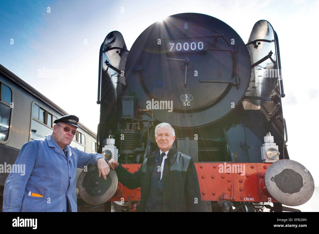 Der Fahrer und Feuerwehrmann von Ex-BR express Lok Nr. 70000 "Britannia" während ihres Besuchs in der West Somerset Railway, England, UK Stockfoto