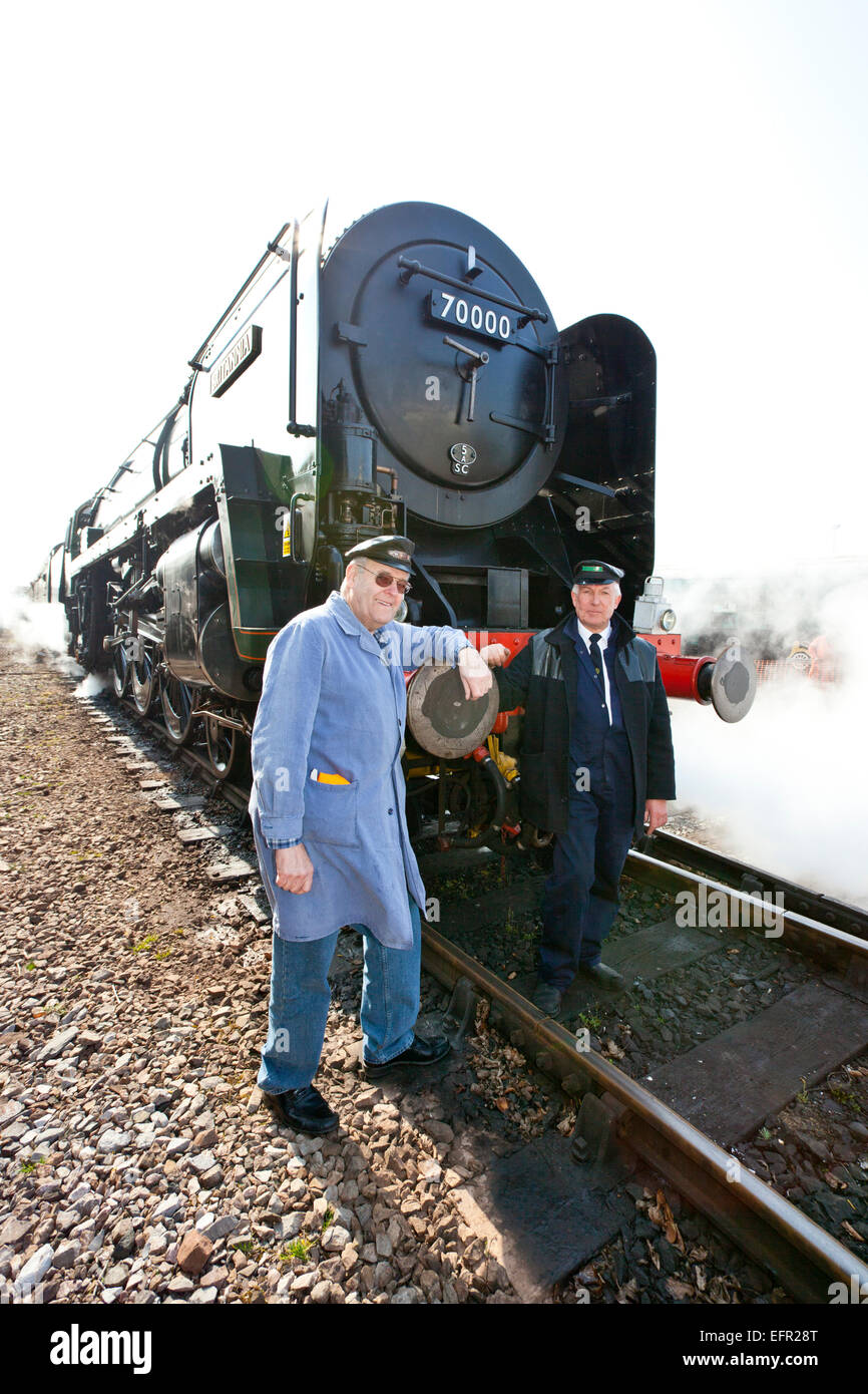 Der Fahrer und Feuerwehrmann von Ex-BR express Lok Nr. 70000 "Britannia" während ihres Besuchs in der West Somerset Railway, England, UK Stockfoto