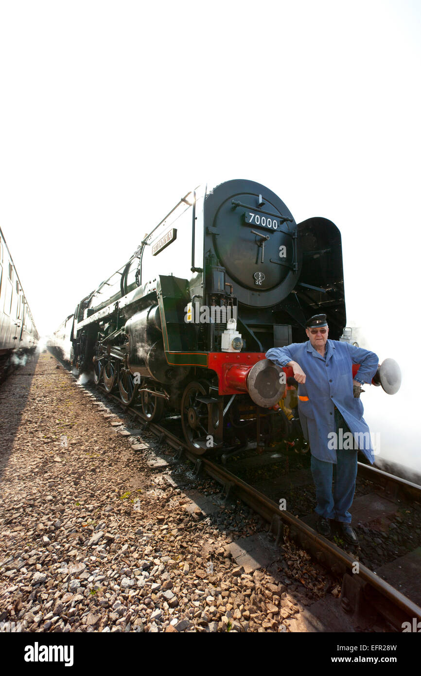 David Butcher der Feuerwehrmann von Ex-BR express Lok Nr. 70000 "Britannia" während ihres Besuchs in der West Somerset Railway, England, UK Stockfoto