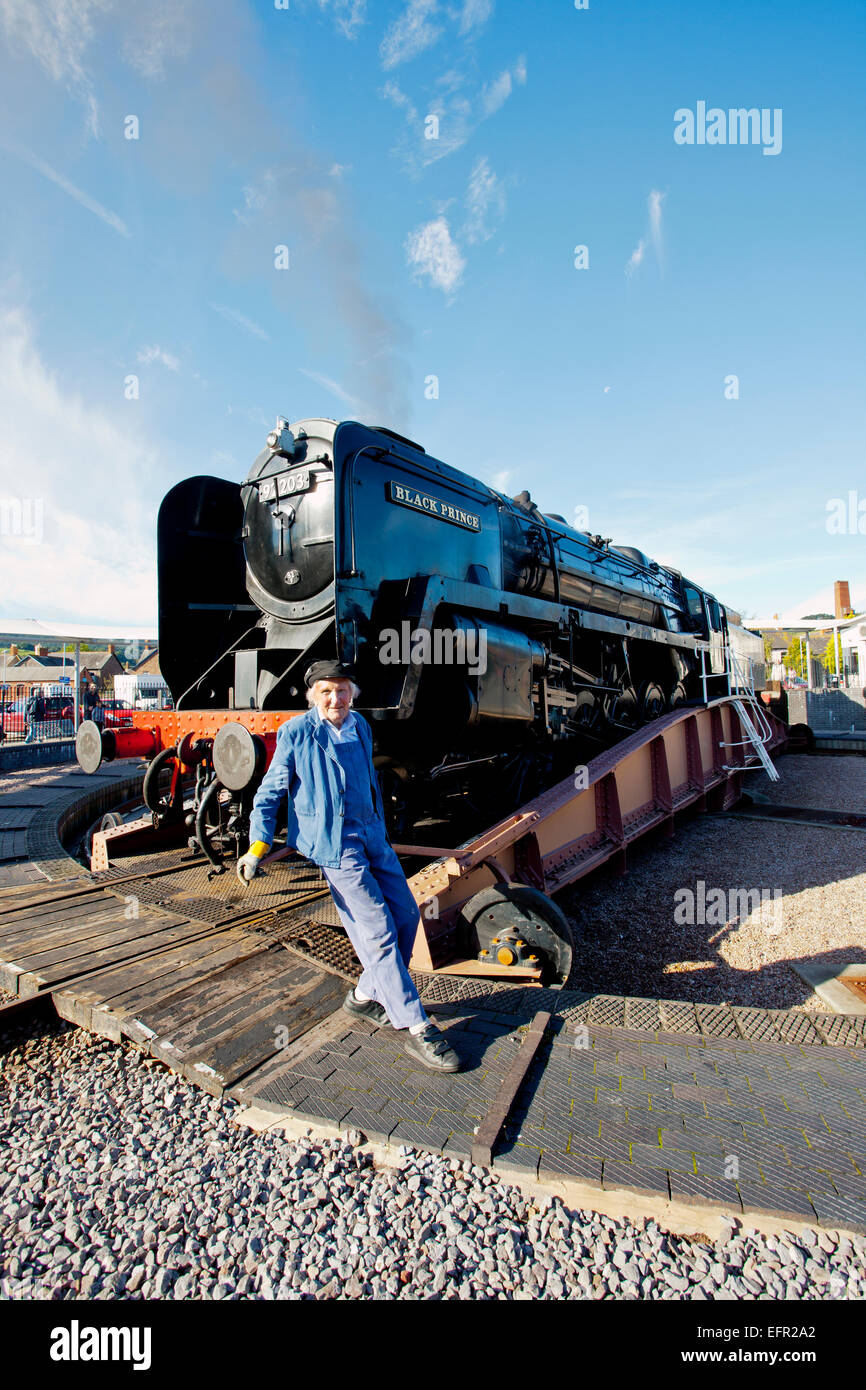 Tierwelt-Künstlers David Shepherd, Besitzer der Ex-BR No.92203 "Schwarzer Prinz" bei Minehead Plattenspieler, West Somerset Railway, UK Stockfoto