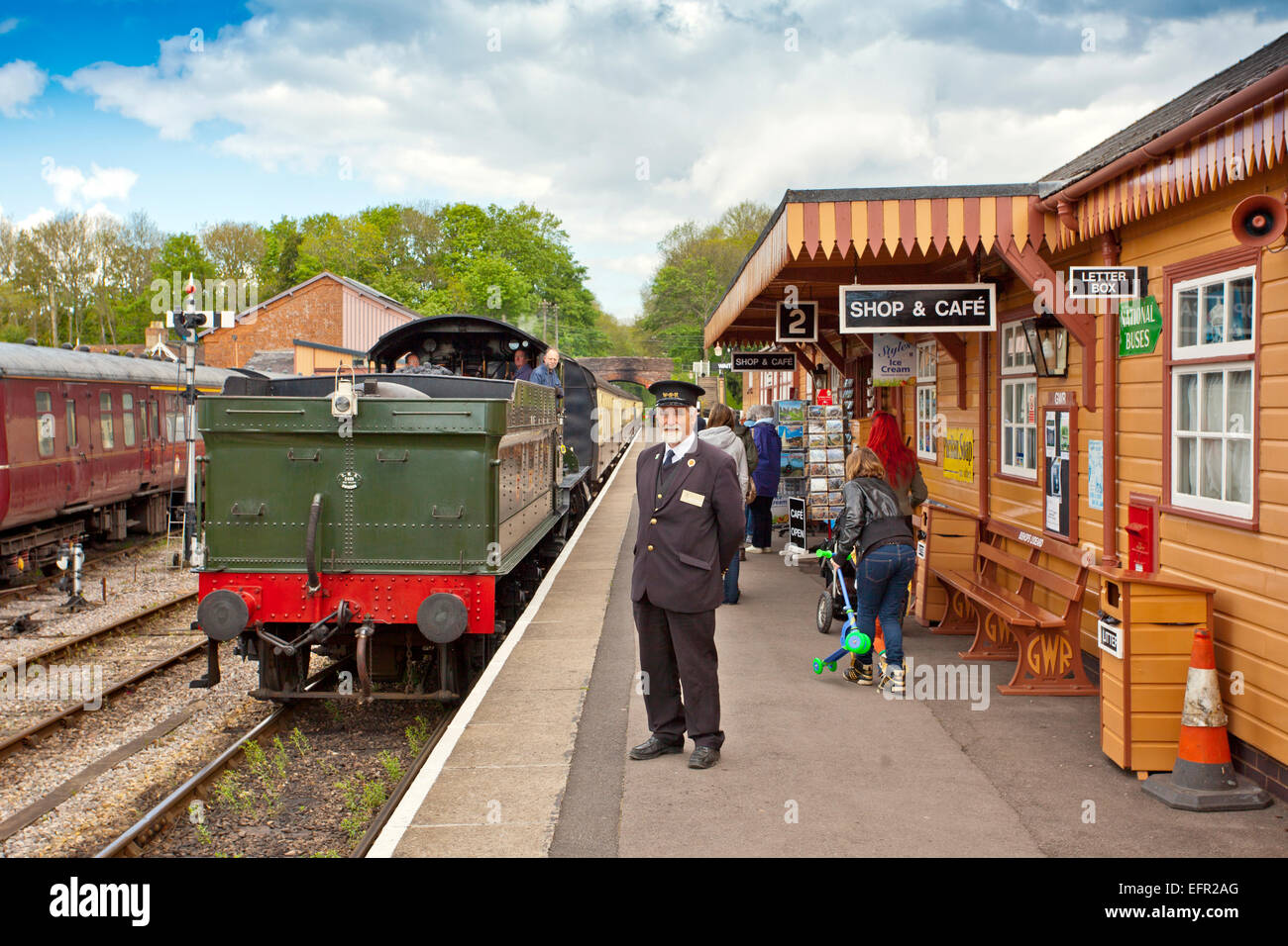 West Somerset Railway volunteer Keith Sims auf der Plattform bei Bishops Lydeard Bahnhof, Somerset, England, UK Stockfoto