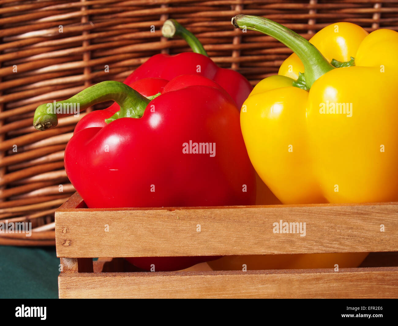 Paprika gepflückt, in einer Holzkiste ausgestellt und bereit zu essen Stockfoto