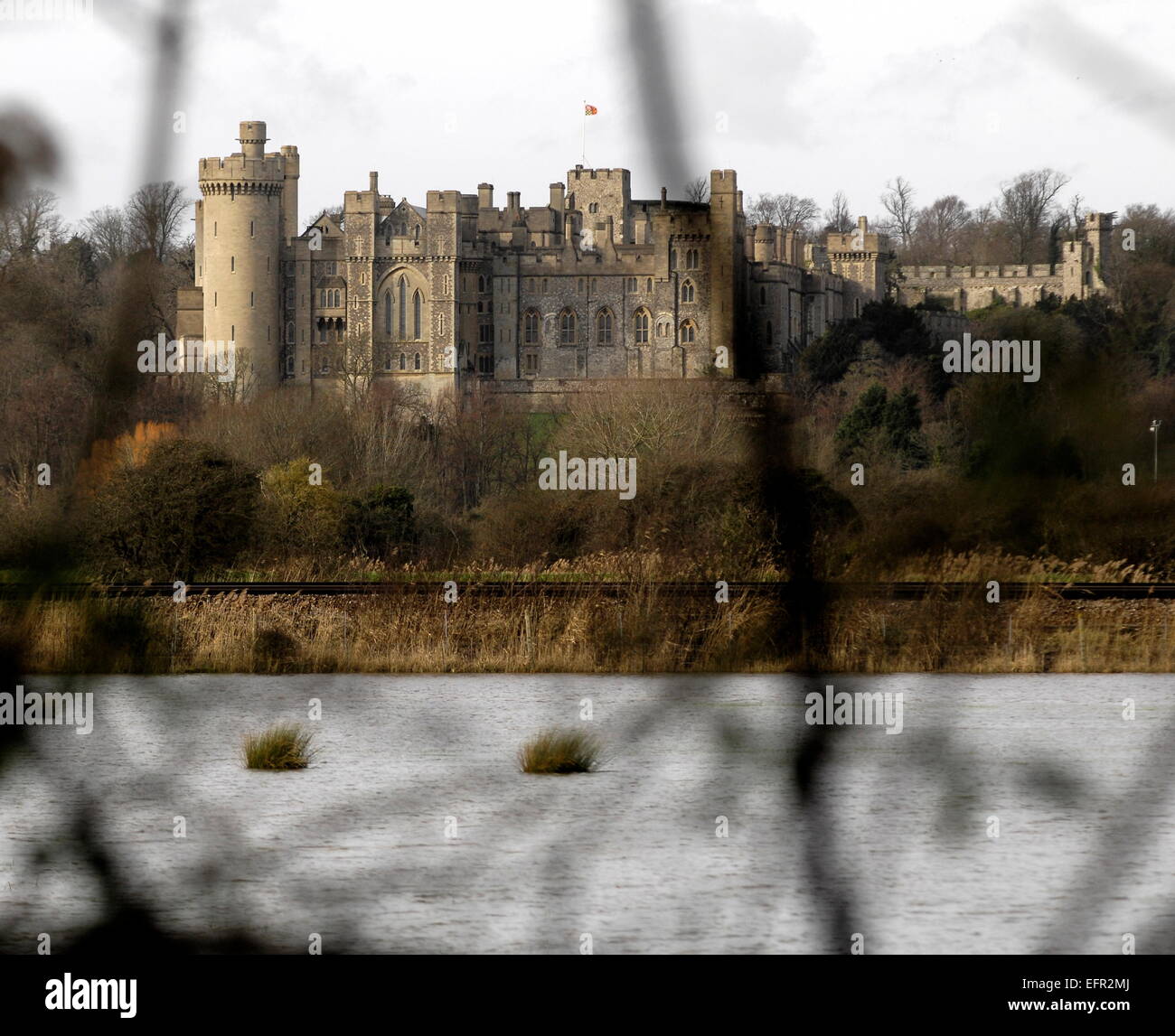 AJAXNETPHOTO - ARUNDEL, ENGLAND. -BERÜHMTE BURG - ARUNDEL CASTLE, WEST SUSSEX, SITZ DES HERZOGS VON NORFOLK. ERBAUT AM ENDE DES 11. JAHRHUNDERTS VON ROGER DE MONTGOMERY, EARL OF ARUNDEL. FOTO: JONATHAN EASTLAND REF: D140202 3966 Stockfoto