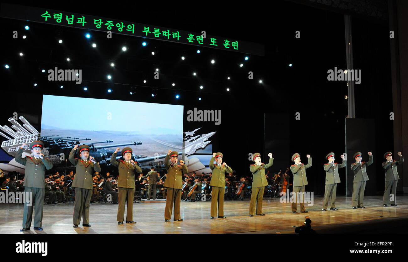 Pyongyang. 9. Februar 2015. Foto zur Verfügung gestellt von Korean Central News Agency (KCNA) am 9. Februar 2015 zeigt das koreanische Volk Armee (KPA) Lied und Tanz-Ensemble geben eine Vorstellung im April 25 Kulturhaus in Pjöngjang des 67. Jahrestages der Entwicklung der koreanischen Revolutionären Volksarmee in die regulären revolutionären Streitkräfte durch den verstorbenen Führer der Demokratischen Volksrepublik Korea (DVRK) sung. © KCNA/Xinhua/Alamy Live-Nachrichten Stockfoto