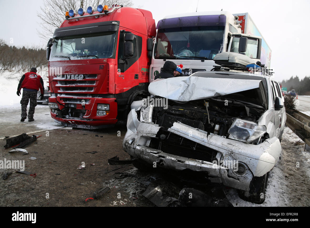 Jihlava, Tschechische Republik. 8. Februar 2015. Die Autobahn D1 Prag, Brünn mit war für mehrere Stunden in Richtung Prag auf der 117. Kilometer über einen Verkehrsunfall mit Dutzenden von Pkw und LKW geschlossen. Neunzehn Jahre alt erlitt Verletzungen in der Pile-Up, die aus noch unklaren Gründen vor Mittag, in der Nähe von Jihlava, Tschechische Republik, auf Sonntag, 8. Februar 2015 aufgetreten. © Jaroslav Loskot/CTK Foto/Alamy Live-Nachrichten Stockfoto