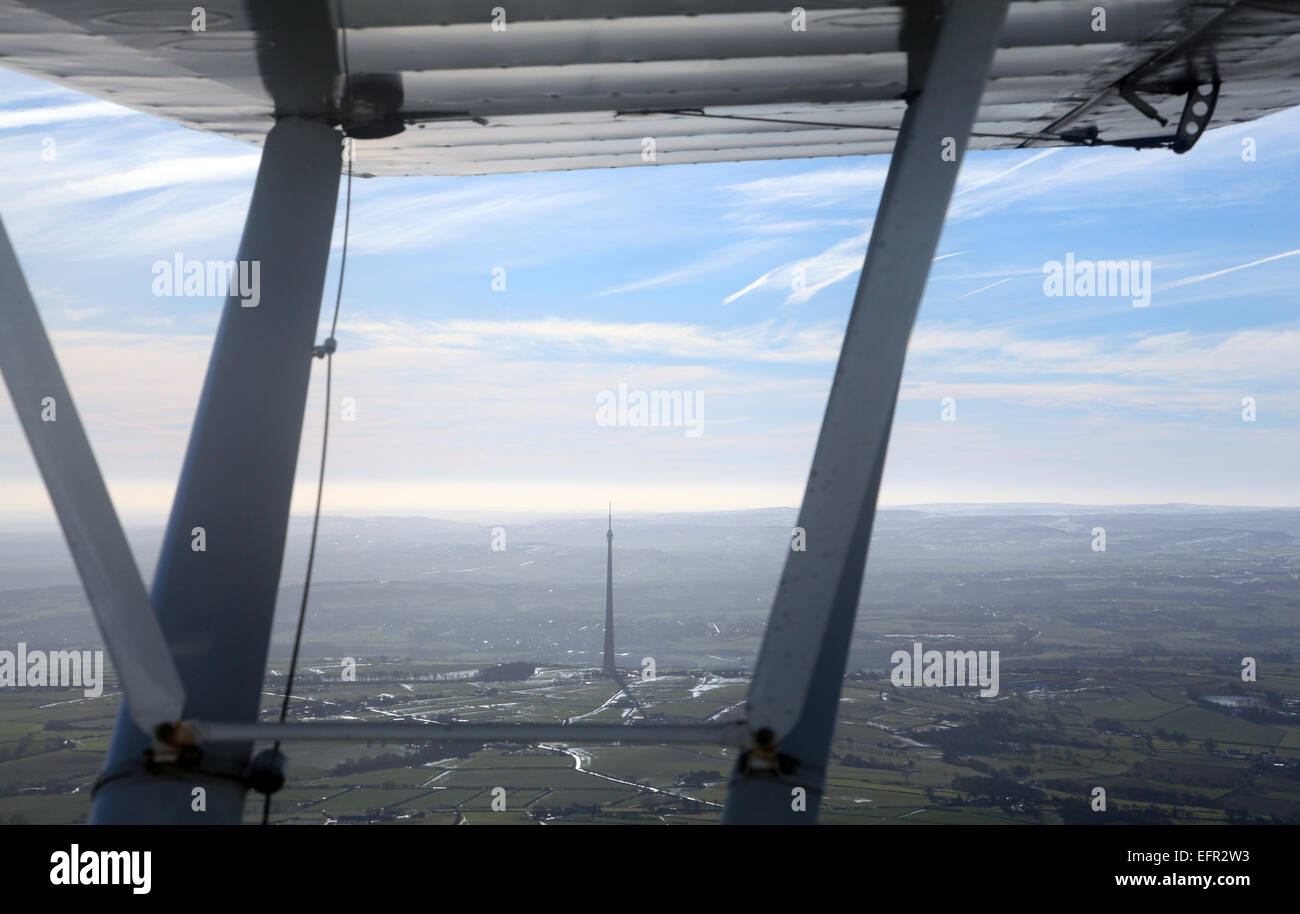 Luftaufnahme der Emley Moor TV Mast unter den Fittichen von einem Kleinflugzeug Stockfoto